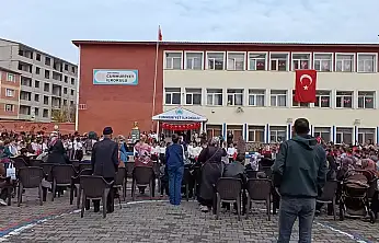 Ağrı'da Cumhuriyet Bayramı coşkusu okul bahçelerine taşındı