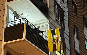 Ağrı'da derbi coşkusu evlerin balkonlarına taşındı