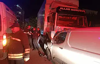 Ağrı'da direksiyon hakimiyetini kaybeden sürücü park hâlindeki tıra çarptı