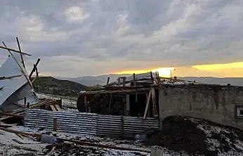 Ağrı'da dolu ve fırtına etkili oldu: Bir evin çatısı uçtu