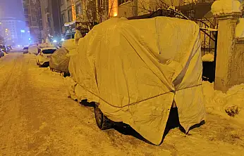 Ağrı'da dondurucu gecelerde, vatandaşlar araçlarını örtüyor