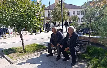 Ağrı'da ekim güneşi bankları doldurdu! Vatandaşlar kış öncesi güneşin tadını çıkardı