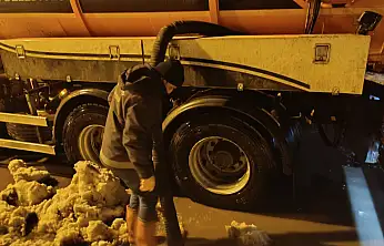 Ağrı'da eriyen kar suları mahalleliyi zorladı