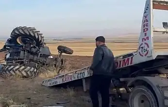 Ağrı'da feci kaza! Tırın çarptığı traktörün sürücüsü hayatını kaybetti