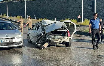 Ağrı'da freni boşalan kamyonet otomobile çarptı: 2 yaralı