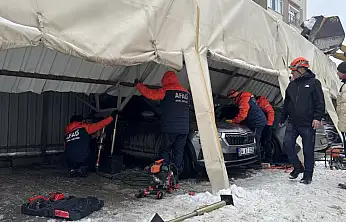 Ağrı'da garaj çöktü 3 araç zarar gördü