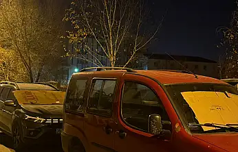 Ağrı'nın gece ayazında araçlar karton ve battaniyeyle korunuyor