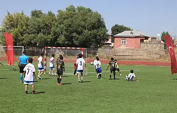 Ağrı'da geleceğin futbolcuları sahaya çıktı