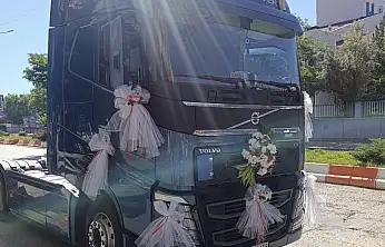 Ağrı'da gelin ve damada tır sürprizi