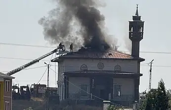 Ağrı'da gökyüzünü duman kapladı! Alevlerin adresi cami çıktı