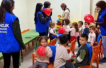 Ağrı'da gönüllü gençlerden miniklere sürpriz ziyaret