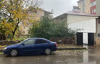 Ağrı'da güneşli hava yerini sağanağa bıraktı!