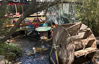 Ağrı'da güneşli pazar, aile çay bahçelerine hareket getirdi