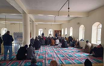 Ağrı'da havalar soğudu, cemaat cami içinde saf tuttu