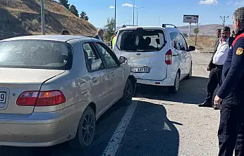 Ağrı'da havalimanı yolunda zincirleme kaza: 5 yaralı