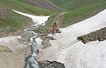 Ağrı'da haziranın sonunda karla kaplı olan yayla yolları göçerler için açılıyor