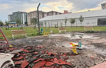 Ağrı'da hor kullanılan çocuk oyun parkı zeminleri onarılıyor
