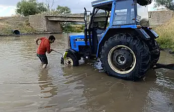 Ağrı'da iş sonrası traktör temizliği