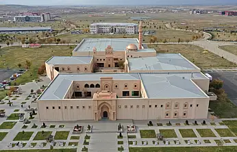 Ağrı'da İshak Paşa Sarayı esintili kütüphane günde 3 bin ziyaretçiyi ağırlıyor