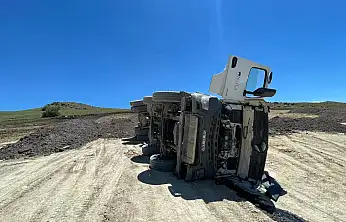 Ağrı'da kamyonun altında kalan 2 kişi için ekipler seferber oldu