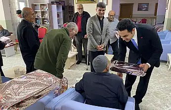 Ağrı'da kandil gününde ulu çınarlar unutulmadı