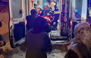 Ağrı'da kapalı köy yolu açıldı, hasta kurtarıldı