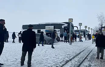 Ağrı'da kar çilesi otogarıda etkiledi