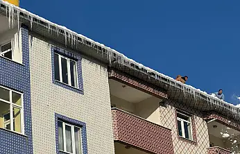 Ağrı'da kar durmadı, çatı mesaisi yeniden başladı