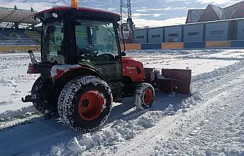 Ağrı'da kar sonrası stadyumda yoğun mesai