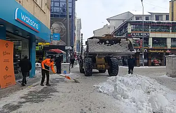 Ağrı'da kar temizliği devam ediyor