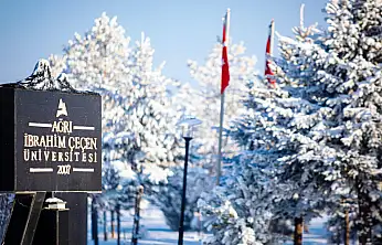 Ağrı'da kar, üniversite kampüsünü tabloya çevirdi