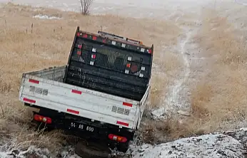 Ağrı'da kar ve sis kazaya yol açtı: Belediye aracı şarampole uçtu