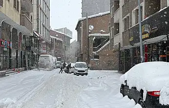 Ağrı'da kar ve tipi hayatı durma noktasına getirdi: Uçak seferleri iptal, köy yolları kapandı