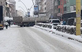 Ağrı'da kar yağışı nedeniyle trafik sorunları daha da arttı