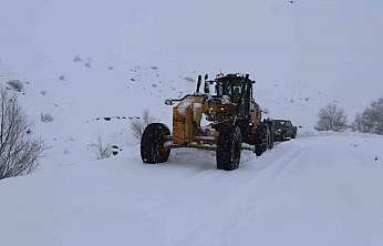 Ağrı'da kar yağışı ulaşımı felç etti: 423 köy yolu kapalı