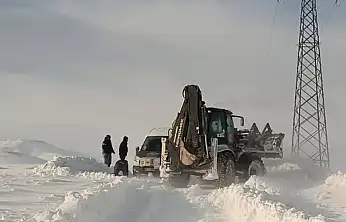 Ağrı'da kara saplanan araçlar güçlükle kurtarıldı