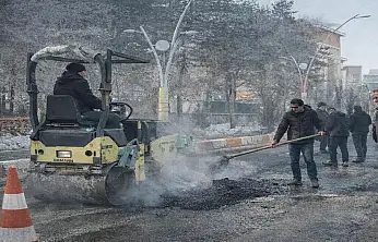 Ağrı'da karlar eridi, yollarda onarım seferberliği başladı