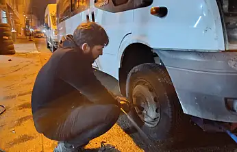 Ağrı'da kış lastiği telaşı: Lastikçilerde akşam mesaisi başladı