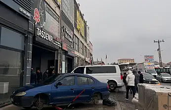 Ağrı'da kış lastiği yoğunluğu devam ederken ustalar pazar mesaisine kaldı