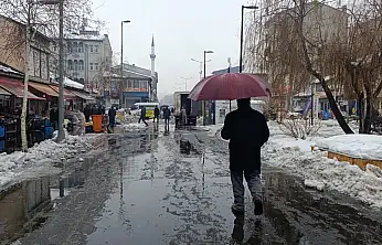 Ağrı'da kış ortasında şemsiyeler açıldı