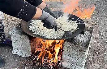 Ağrı'da kışlık erişteler iplere dizildi, köyde imece mesaisi başladı