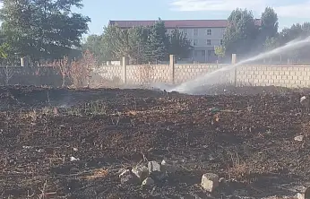 Ağrı'da kışlık tezekler alev aldı, Kurumadan küle döndü