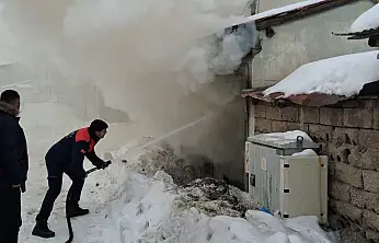 Ağrı'da kömürlükte çıkan yangın itfaiyeyi harekete geçirdi