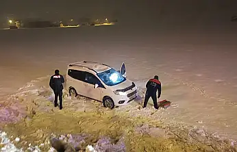 Ağrı'da kontrolden çıkan araç şarampole yuvarlandı