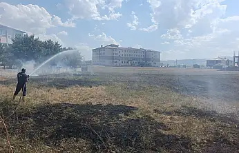 Ağrı'da kontrolsüz yakılan otlar mahalleliyi korkuttu