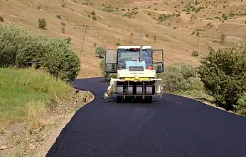 Ağrı'da köy yolları sıcak asfaltla yenileniyor