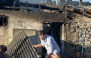 Ağrı'da köyde yangın paniği: Ev ve ahır alevlere teslim oldu
