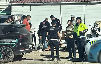 Ağrı'da lüks araç önce elektrik direğine sonra inşaat işçilerine çarptı: 2 yaralı