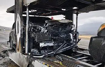 Ağrı'da lüks araçları taşıyan tır alevlere teslim oldu