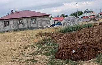 Ağrı'da mahallelinin gübre tepkisi! Evlerin birkaç metre ötesine dökülüyor